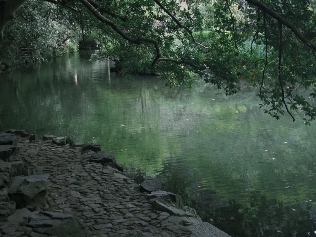 Stone Riverside Path at Nine?Creeks and Eighteen?Gullies