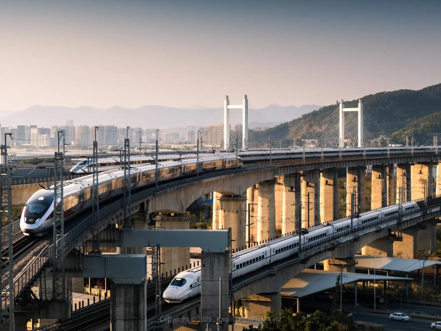 Multiple High?Speed Trains on Stacked Multi?Level Railway Viaducts
