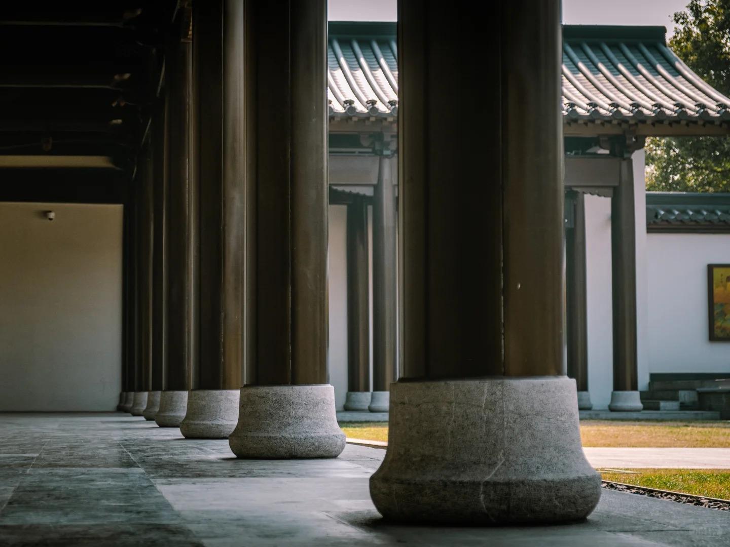 Traditional Corridor & Courtyard at Deshou Palace