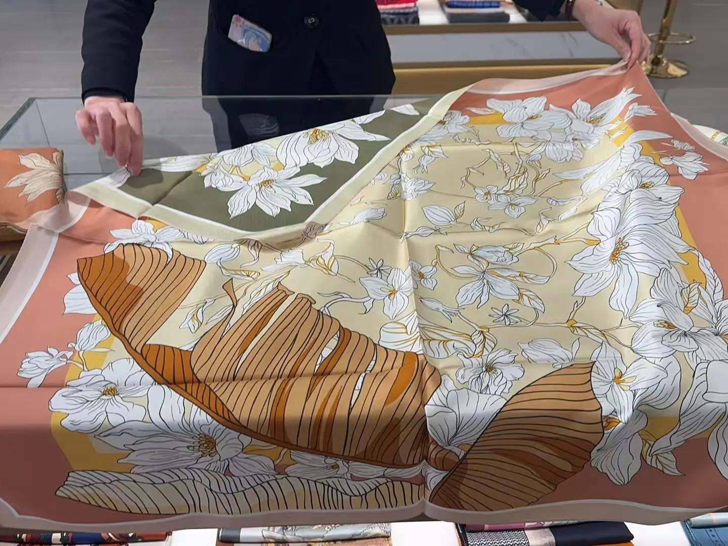 Art?patterned large silk scarf in Hangzhou silk store
