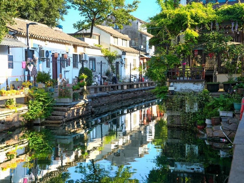 Historic canal?side residential scenery in old Suzhou town