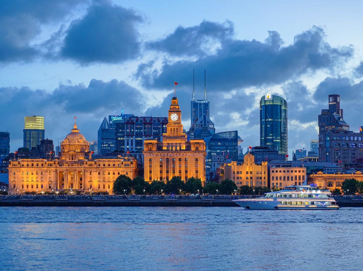 Lit?up Bund buildings over Huangpu River