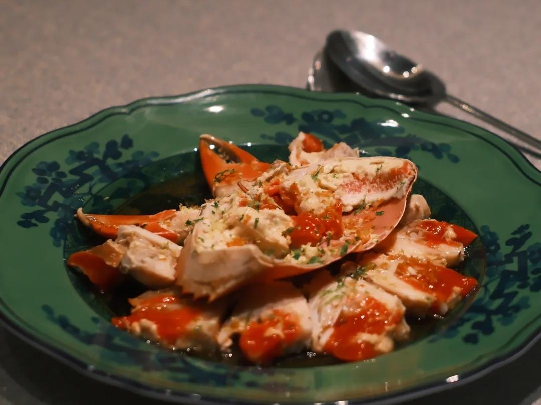 Seasoned crab on green ceramic plate