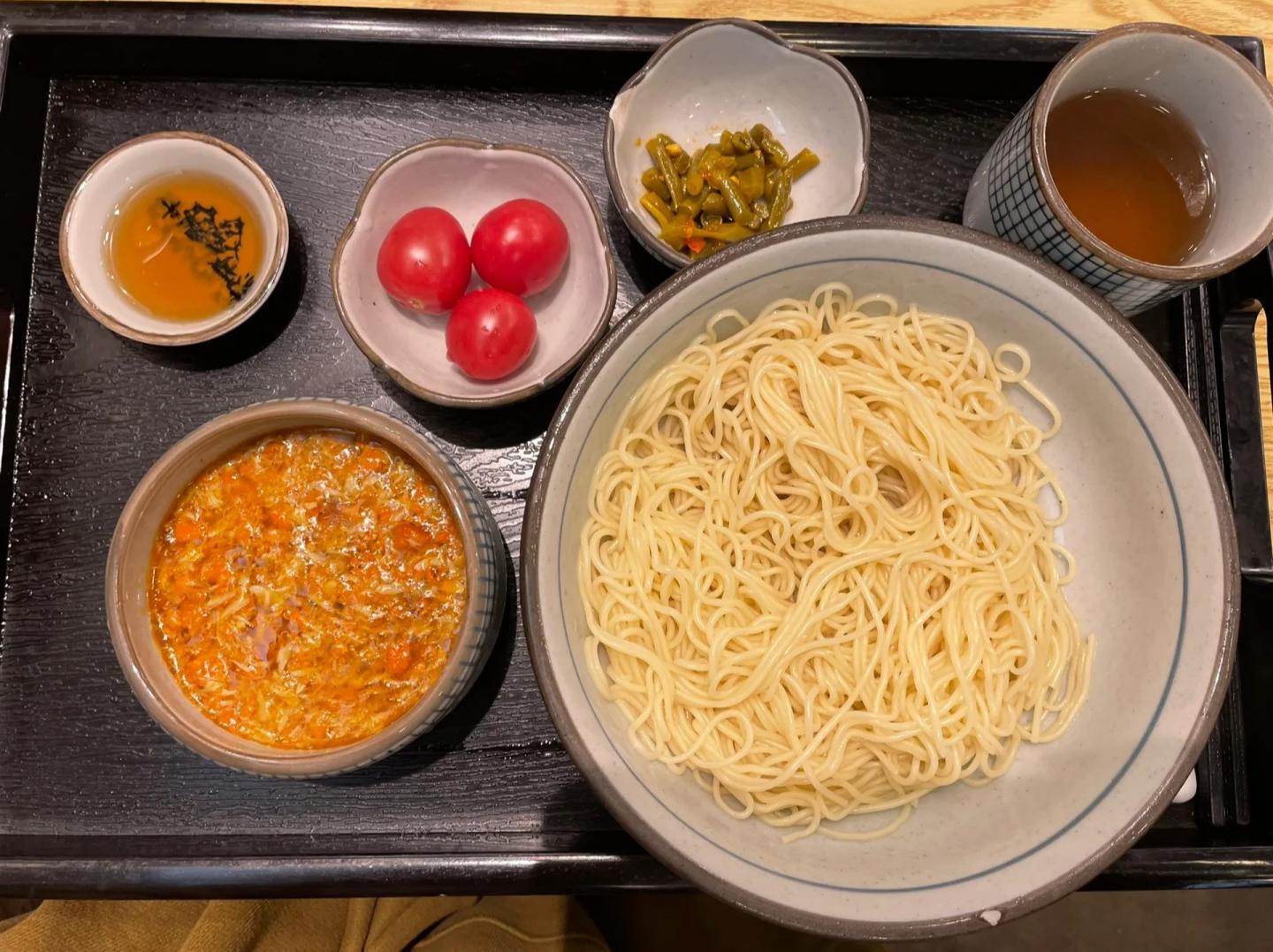 Hangzhou crab roe noodle combo on wooden tray
