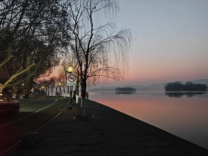 Sunrise twilight scenery along West?Lake waterfront road