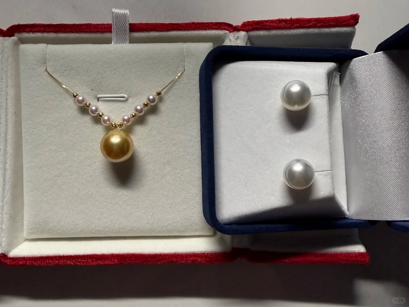 Golden pearl necklace and white pearl studs in gift boxes