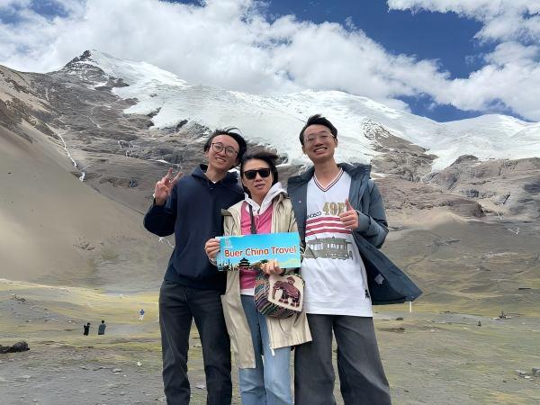 Visitors Enjoy Xizang Private Tour Visitors Enjoy Xizang Private Tour