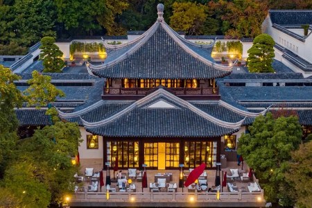 Hangzhou Four Seasons West Lake Luxury Resort Scenic Tour Hangzhou Four Seasons West Lake classical waterside villa garden view