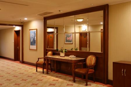 Hangzhou Shangri La Hotel Room Corridor Hangzhou Shangri La Hotel room corridor retains early retro style