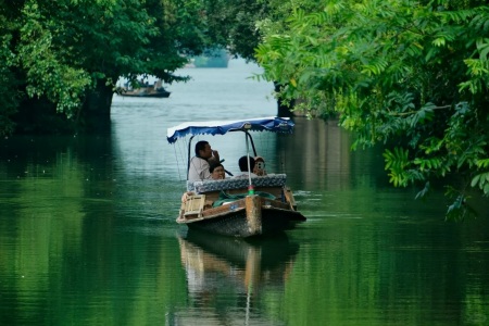 Maojiabu Boat Tour Take a boat to Maojiabu for sightseeing on a sunny day