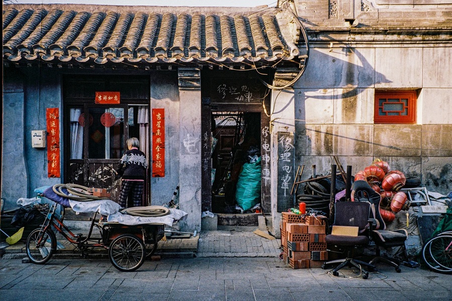 Spring Festival couplets are pasted up in the homes of people in Beijing's old hutongs.