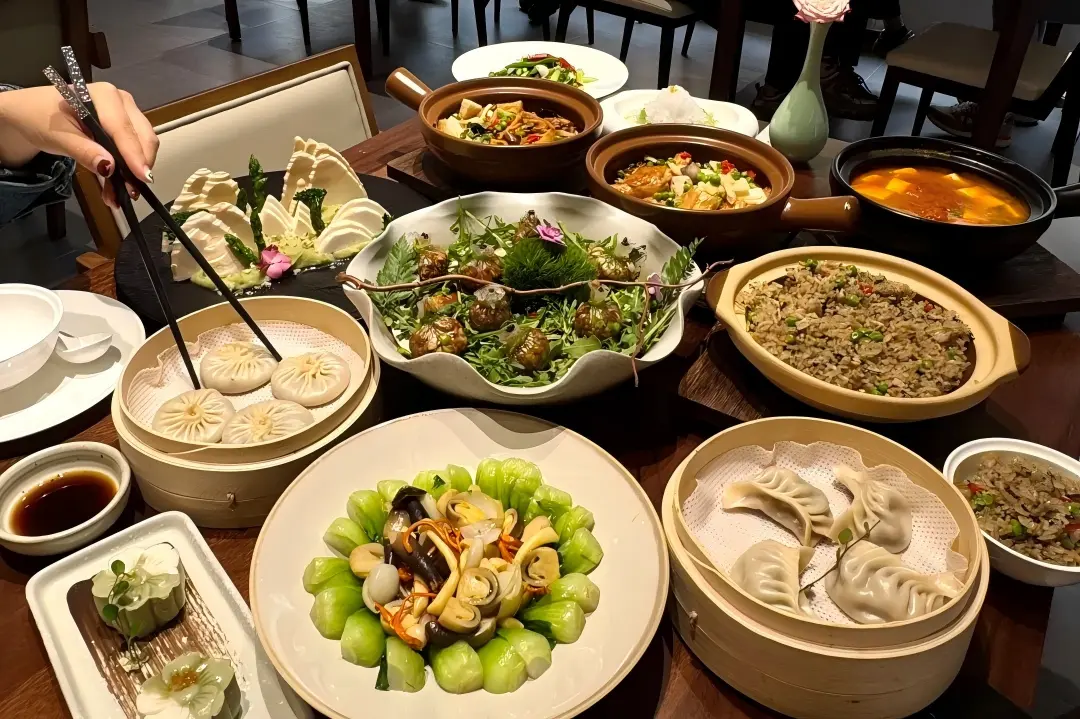 Full table of exquisite creative vegetarian dishes in Hangzhou
