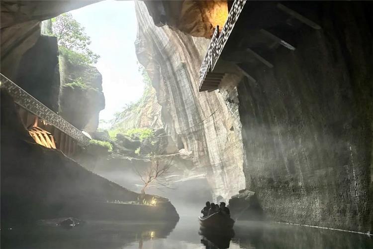 The misty scenery within the Huang Rock Grottoes