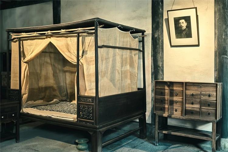 The scene of Lu Xun's room in his former residence