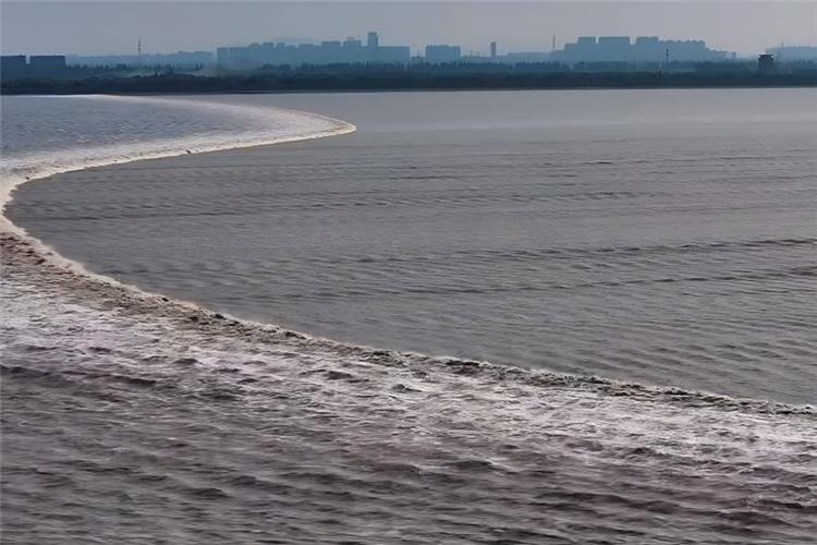 Qiantang River in Hangzhou presenting spectacular world-famous silver tide