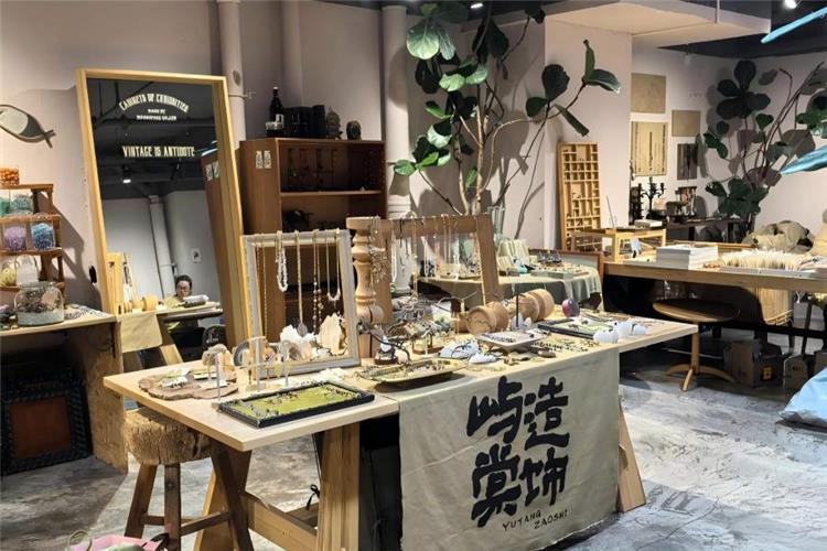 Handicraft Shops on Xiaohe Zhijie Xiaohe Zhijie in Hangzhou displaying folk handicraft stores with local handmade goods
