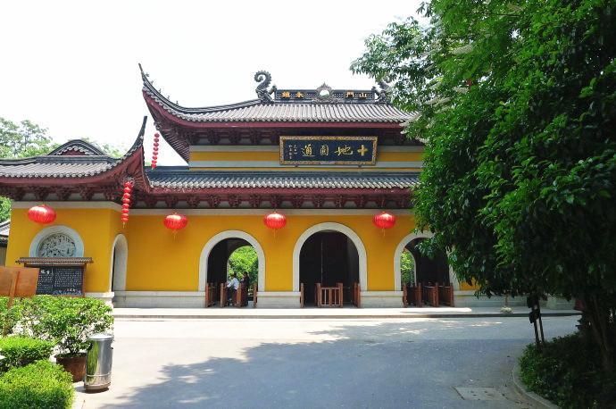 Jingci Temple (Nanping Evening Bell) Jingci Temple in Hangzhou featuring ancient Buddhist temple at Nanping Mountain, home to the famous Evening Bell at Nanping of West Lake