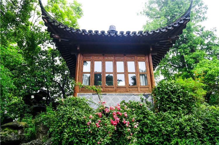 Guo's Villa in Hangzhou featuring gorgeous roses blooming amid elegant classical Jiangnan garden pavilions and waterscape