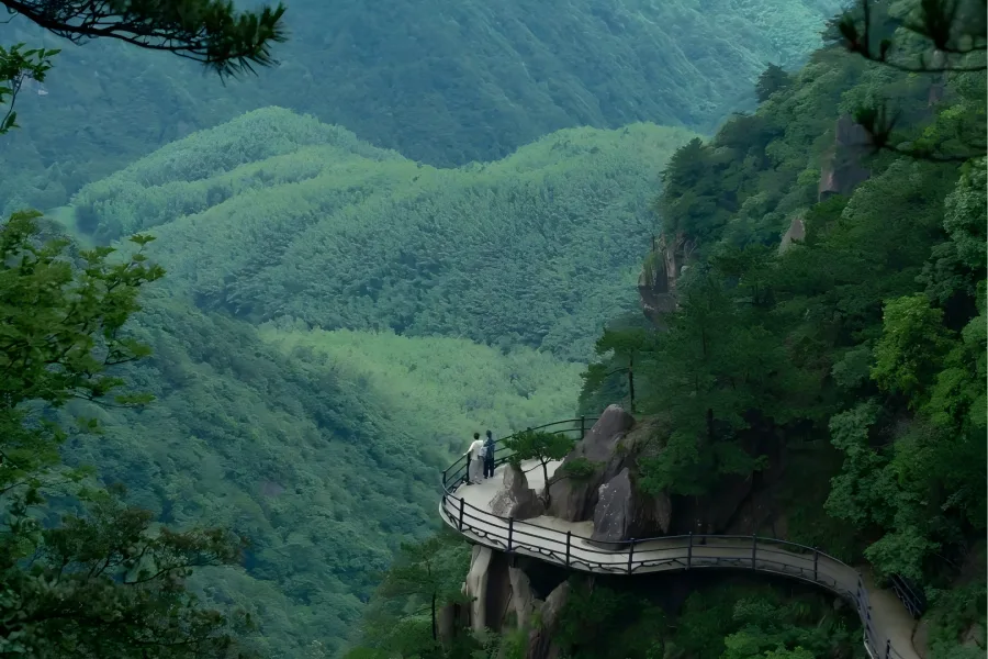 Mount Jiuhua in Chizhou, Anhui, one of China’s Four Great Buddhist Mountains and the sacred dojo of Ksitigarbha Bodhisattva, featuring cloud-wreathed 99 peaks, ancient Zen temples, stone Buddha halls, intact monk mummies and grand Ksitigarbha bronze statue landscapes