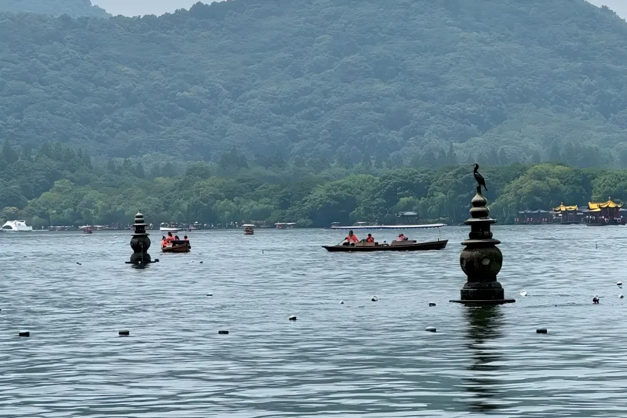 Three Pools Mirroring the Moon in Hangzhou, the iconic West Lake Ten Scenes and the scenery printed on China’s 1-yuan note, featuring three Ming-dynasty stone pagodas standing on calm lake water, plus exquisite Jiangnan courtyards, winding Nine-Bend Bridge and pavilions on Small Yingzhou Islet, with magical multi-moon reflections on mid-autumn nights