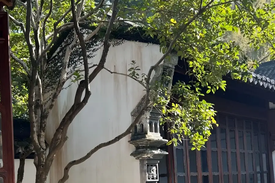 Guo's Villa in Hangzhou, hailed as the crown of West Lake classical gardens, an intact late Qing private Jiangnan garden on Yanggongdi, drawing living West Lake water into double ponds surrounded by winding covered corridors, rockeries and lotus ponds; the Jingsu Pavilion borrows panoramic views of Su Causeway and Leifeng Pagoda outside the garden wall, featuring exquisite pavilions, stone bridges and elegant quiet courtyard scenery