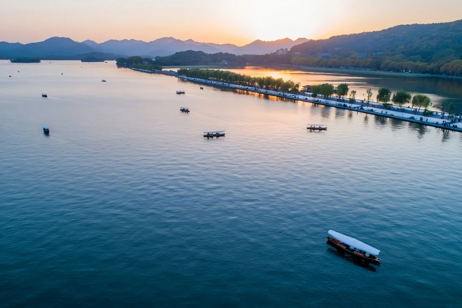 Strolling along the White Causeway beside West Lake in Hangzhou