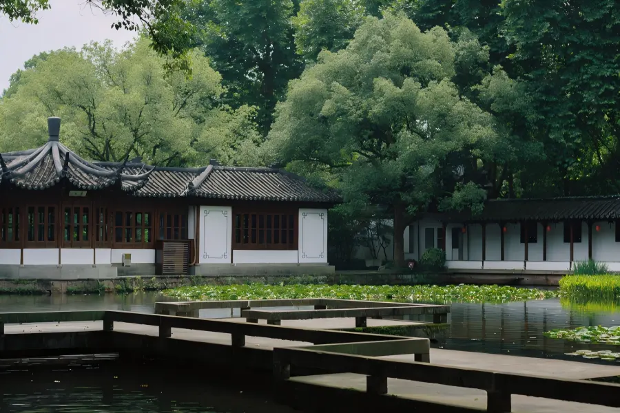 Guo Zhuang in Hangzhou showcasing exquisite late-Qing Jiangnan private garden with ponds, winding corridors and rockeries