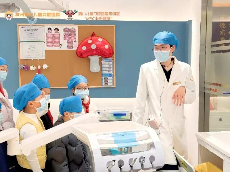 Children visit dental training room and listen to dentist introduction