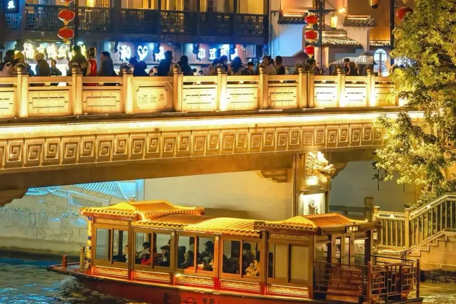 Boat cruise along the ancient Qinhuai River at night
