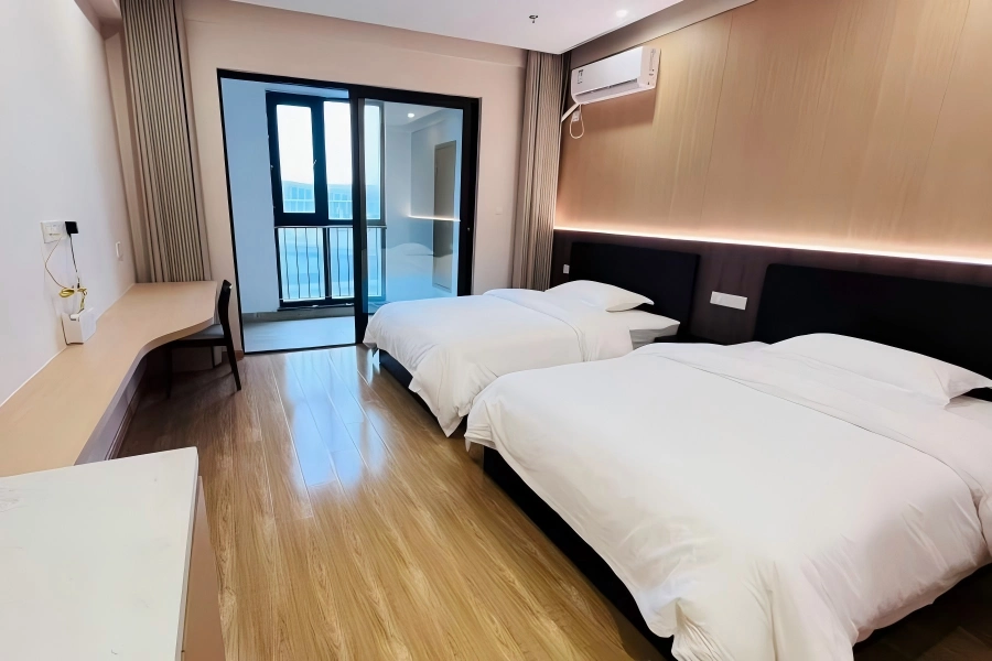 Neat twin?bed guest room for student study tour accommodation