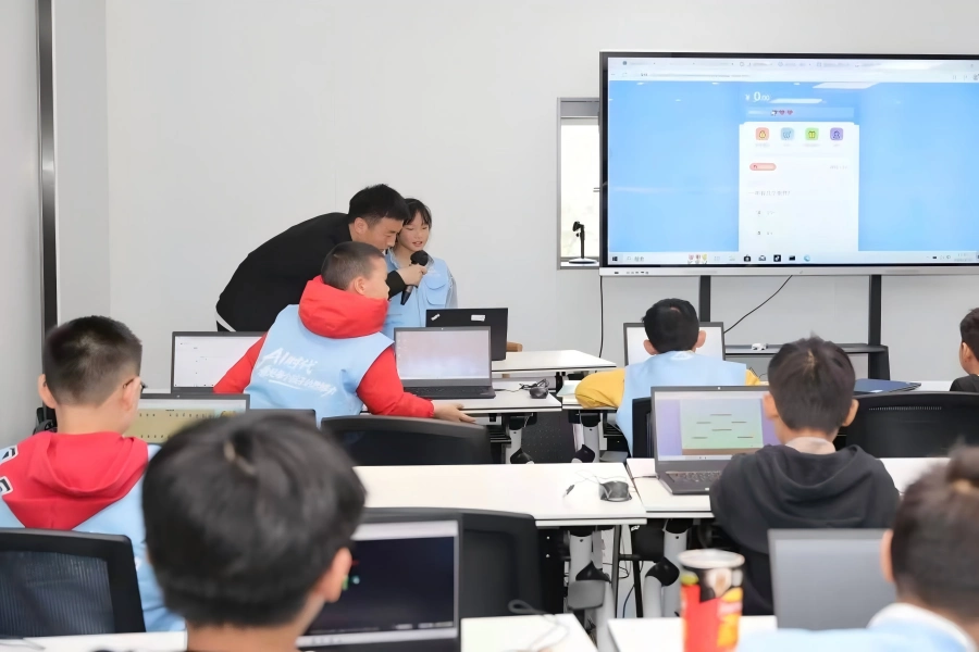 Zhejiang University expert tutor guides group of children on AI project