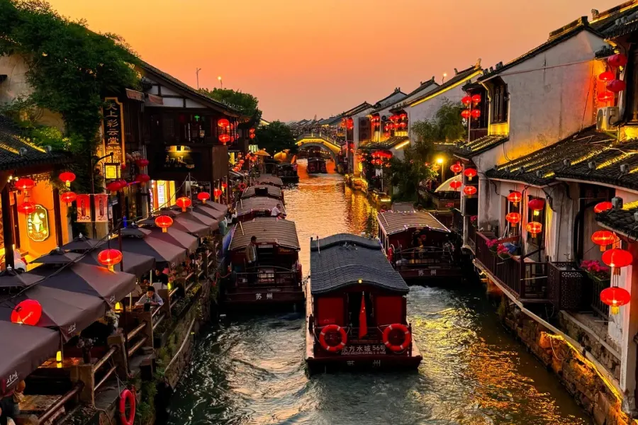 Suzhou Shantang Ancient Canal Street Ancient canal street in Suzhou, old waterfront houses, stone arch bridges and traditional Jiangnan scenery
