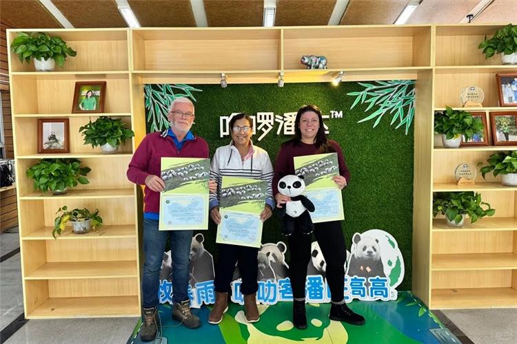 Overseas tourists holding volunteer certificates after panda?keeper program