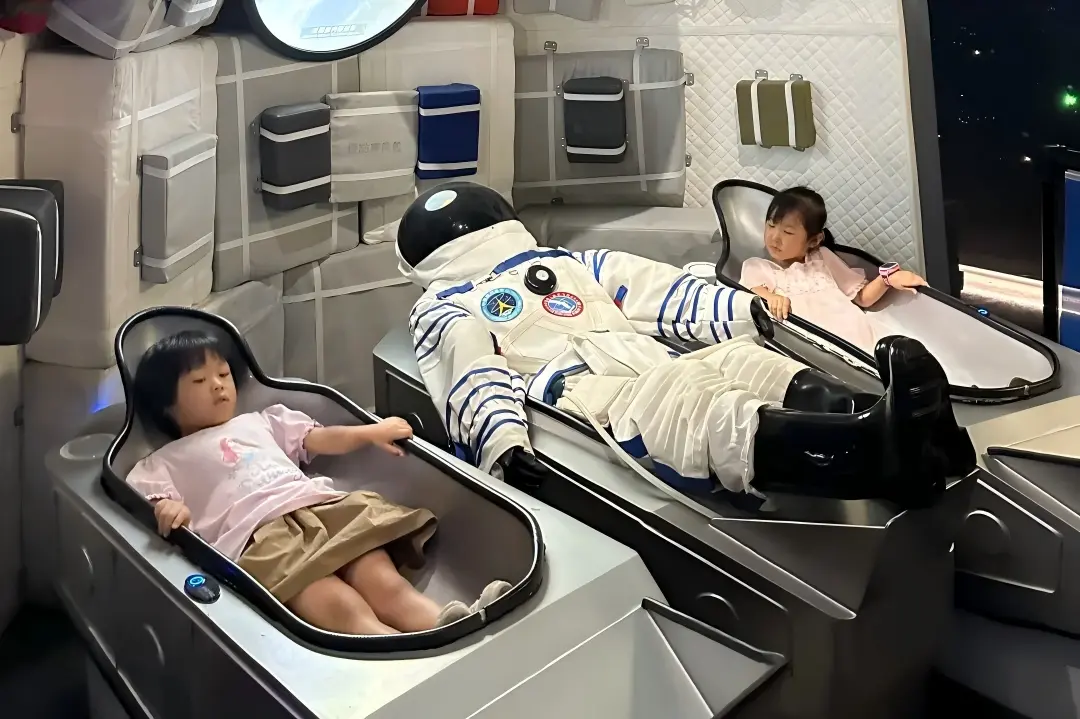 Kids experience space capsule simulation at Shenzhen Science and Technology Museum