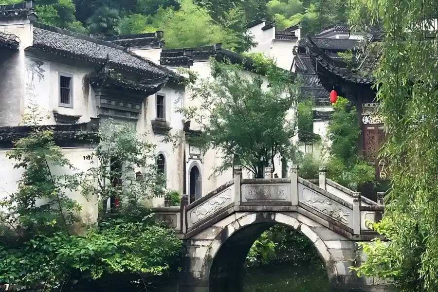 Jixi County in Xuancheng showing time?honored Hui?style horse?head walls beside winding local rivers