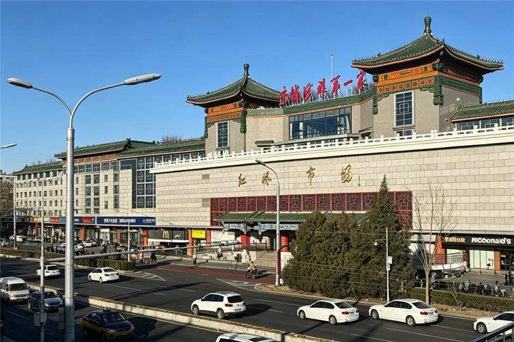 Street?view exterior of Hongqiao Pearl Market in Beijing, traditional Chinese?style roof, busy city road with traffic