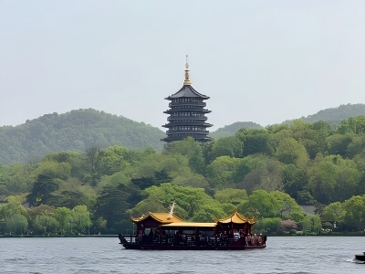 Sunny Day West Lake Cruise Tour from Hangzhou