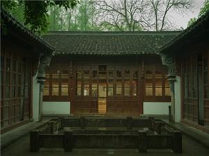 The fusion of traditional Chinese retro gardens and green trees in Guozhuang during the rainy season