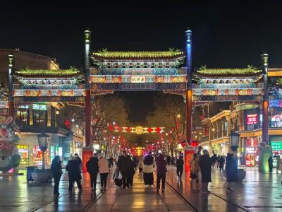 The scene of crowded crowds in Zhengyangmen on Qianmen Street at night