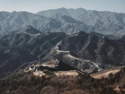 Overlooking the panoramic view of the Badaling Great Wall in autumn