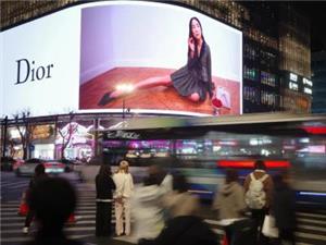 Giant Curved Dior LED Billboard At Hangzhou Hubin In77 Night Bustling Pedestrian Street With Blurred Traffic And Crowds