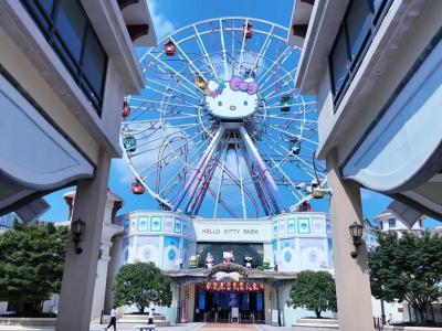 Cute Hello Kitty Ferris Wheel At Hangzhou Hello Kitty Theme Park Bright Blue Sky Amusement Park View