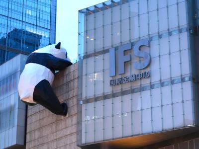 Chengdu IFS panda sculpture climbing the building, a famous urban landmark and photo spot