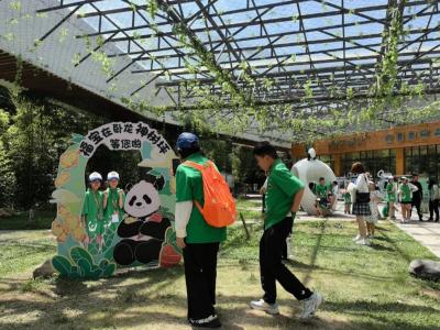 Children learn about pandas by participating in volunteer activities at the Wolong Panda Base