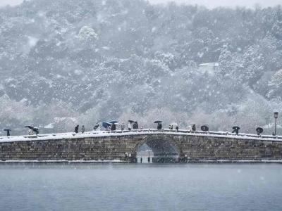 The Broken Bridge in Hangzhou with Snow in Winter