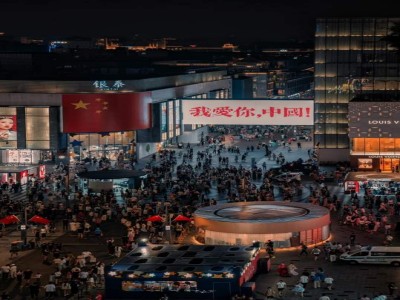 Crowds at Longxiangqiao night market Crowds at Longxiangqiao night market