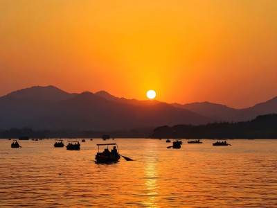 Giant Sun Setting Over West Lake with Sightseeing Boats