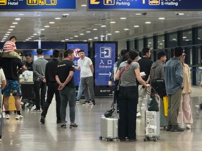 Black car solicitation outside Shanghai Pudong Airport