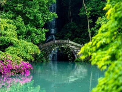Stone bridge piers on the Jiuxi Eighteen Streams hiking route