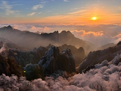 Huangshan Sunrise Sea of Clouds with Rime